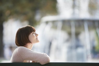 dalgın kadın rahatlatıcı bir parkta