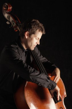 kontrbas oynamak adam