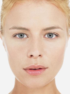 Genç sarışın kadın.