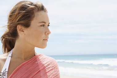 Sahilde dikilen kadın