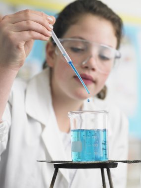 Pipet ile genç kız 