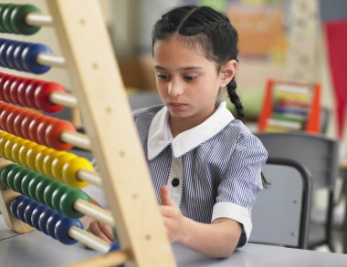 Kız öğrenci üzerinde abacus saymak