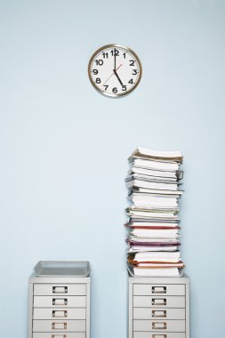 ofis duvar saati ve evrak ile