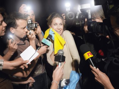 paparazzi ile mutlu ev kadını