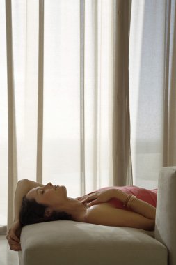 koltukta oturan kadın