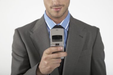 Cep telefonu kullanan iş adamı