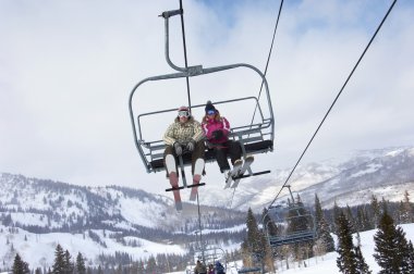 ski lift üzerinde oturan gökyüzü içinde birleştirmek
