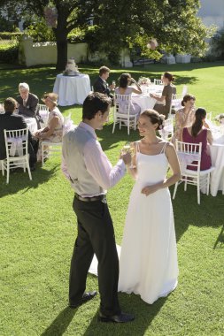Gelin ve damat resepsiyonda kızartma