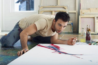 Ressam tuvalde resim yapıyor 