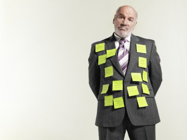 Yapışkan notlar giyen işadamı