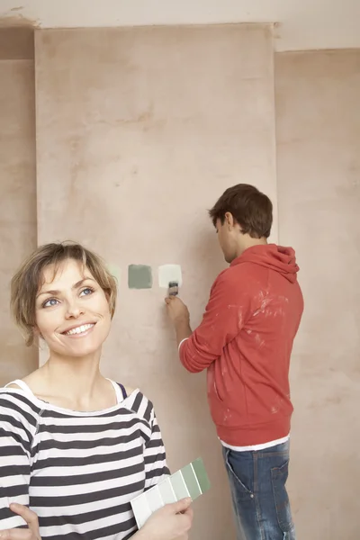 Couple choosing paint colours — Stock Photo, Image