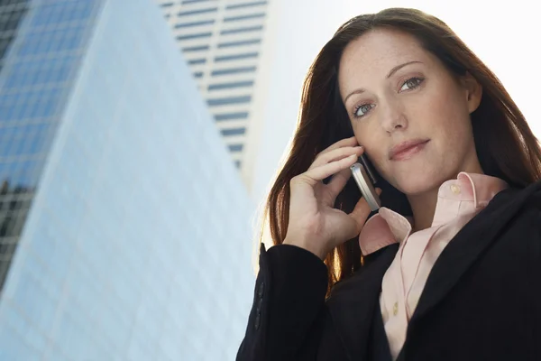 Vrouw met mobiele telefoon — Stockfoto