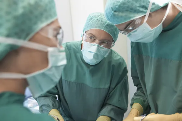 Médecins en chirurgie opérant — Photo