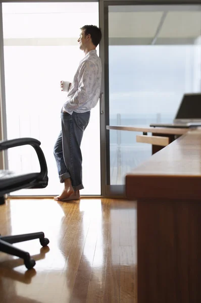 Homem de pé no escritório de casa — Fotografia de Stock