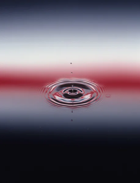 Droplets Hitting Water causing ripples — Stock Photo, Image