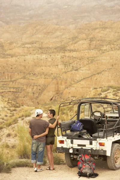 Couple looking at desert — Stock Photo, Image