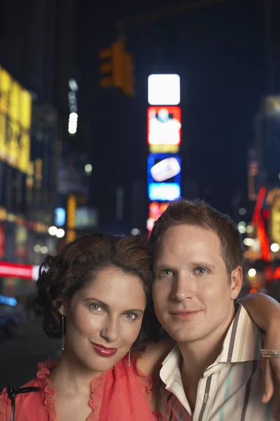 Casal jovem na cidade à noite — Fotografia de Stock