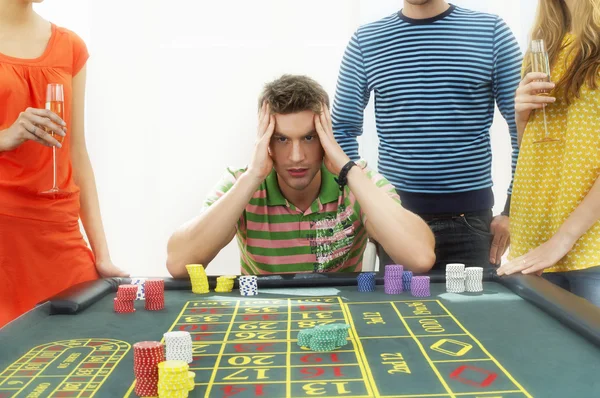 Uomo frustrato al tavolo della roulette — Foto Stock