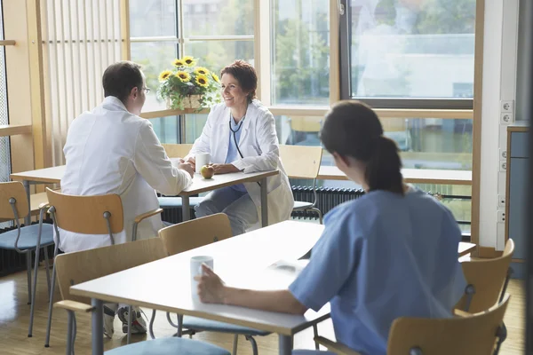 Läkare på arbete bryta i cafeterian — Stockfoto
