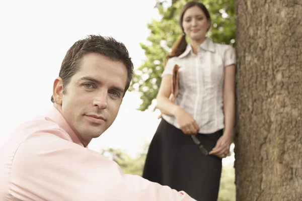 Mann sitzt mit Frau zusammen — Stockfoto