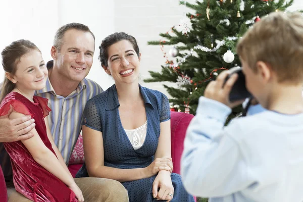 Boy taking photo of family — Stock Photo, Image