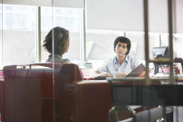 Businessman and woman in meeting room — Stock Photo, Image