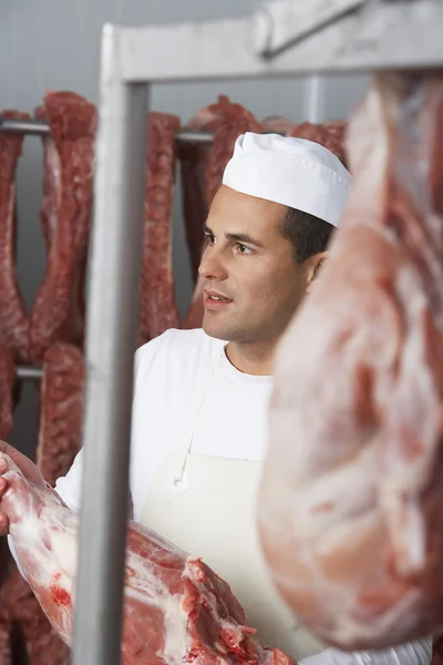Macellaio azienda lastra di carne — Foto Stock
