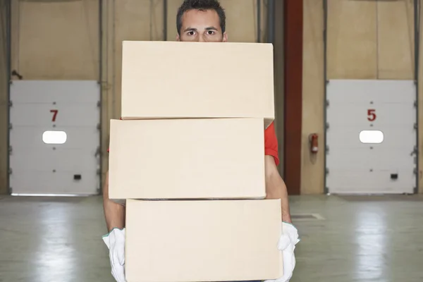 Empleado de almacén Cajas de transporte — Foto de Stock