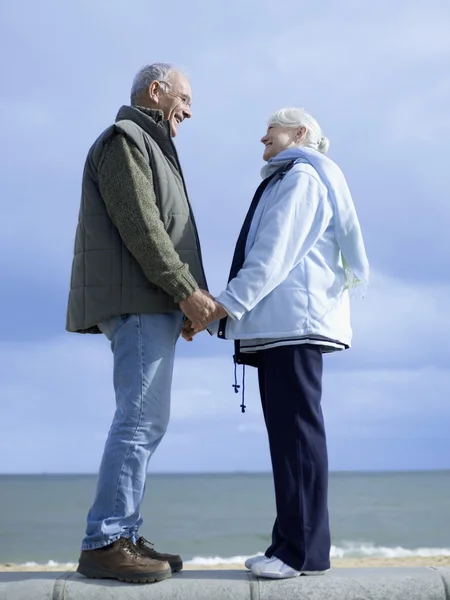 Старшая пара держит за руки — стоковое фото