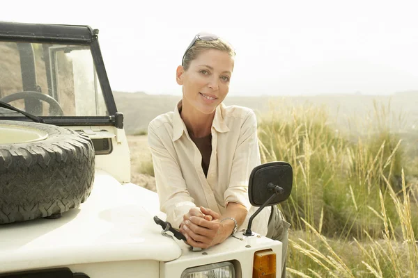 Mujer de pie en coche — Foto de Stock