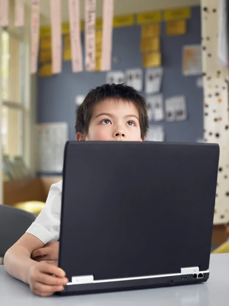 Skolpojke med laptop — Stockfoto