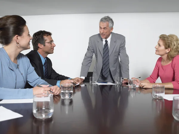 Businessman discussing with team — Stock Photo, Image
