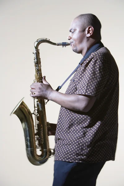 Uomo che suona il sassofono — Foto Stock