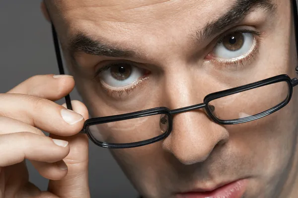 Hombre calvo mano en gafas —  Fotos de Stock