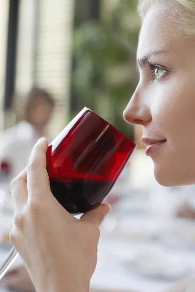 Frau trinkt Wein — Stockfoto