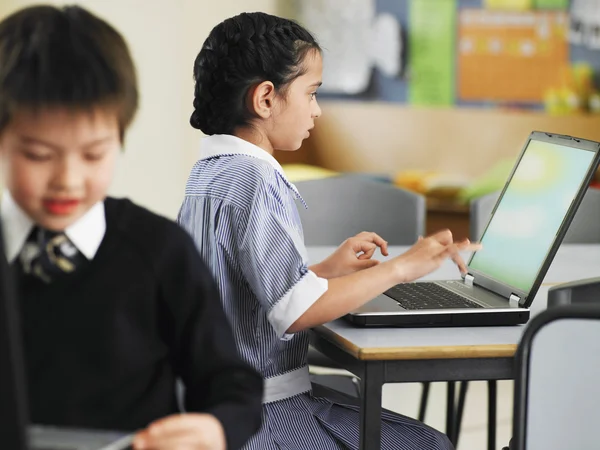 İlköğretim öğrencilerinin dizüstü bilgisayarlar kullanarak — Stok fotoğraf