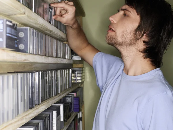 Jovem homem selecionando CD — Fotografia de Stock