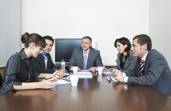 Mensen uit het bedrijfsleven hebben een discussie in vergaderruimte — Stockfoto