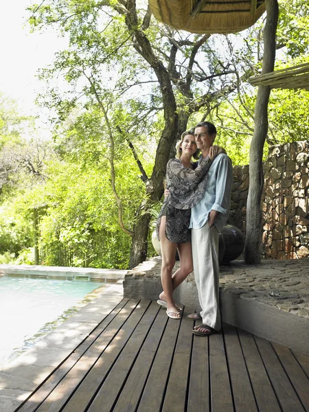 Pareja abrazándose en terraza — Foto de Stock