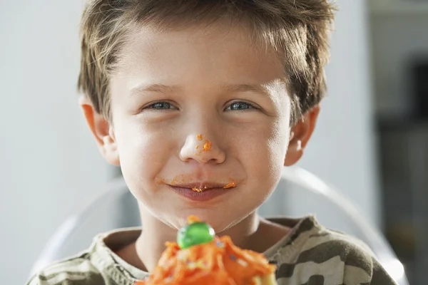 Ragazzo mangiare tazza torta — Foto Stock