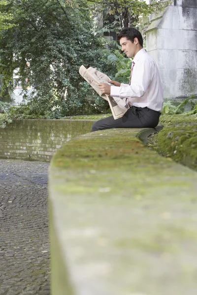 Affärsman läsa tidningen — Stockfoto