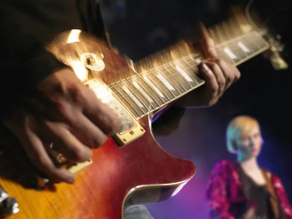 Рок гитарист на сцене — стоковое фото