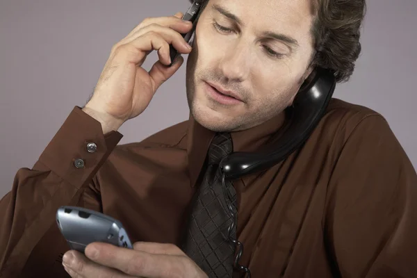 Zakenman die telefoon gebruikt — Stockfoto