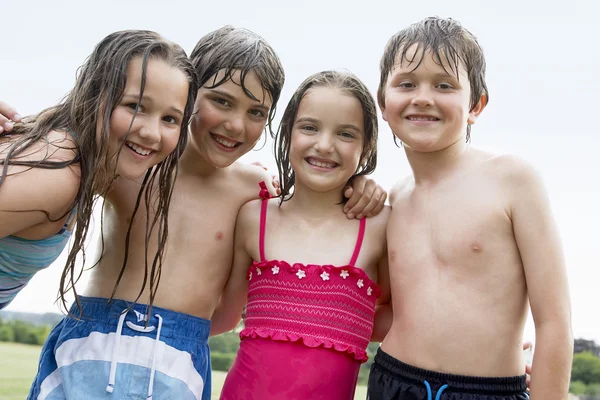 Crianças molhadas em fatos de banho — Fotografia de Stock