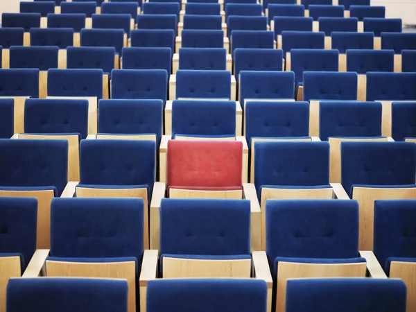 Asiento rojo en grupo de azul —  Fotos de Stock