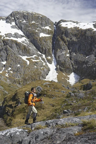 Hiker climbing trail — Stock Photo, Image