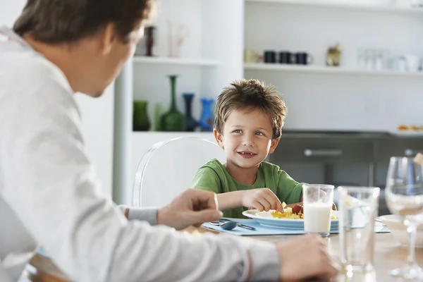 Ragazzo mangiare pasto con papà — Foto Stock