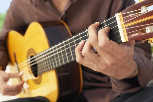 Člověk hraje klasická kytara — Stock fotografie