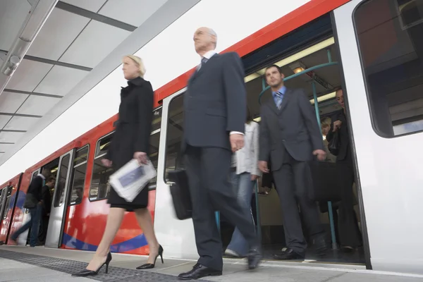 Viajeros que suben al tren — Foto de Stock