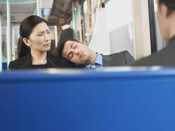 Man slapen in de trein — Stockfoto
